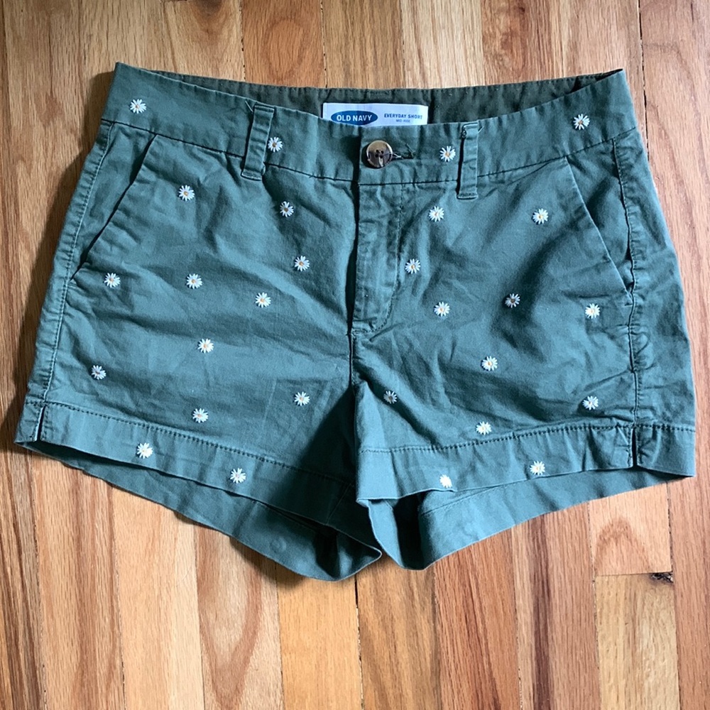 adorable daisy embroidered cotton GAP shorts!